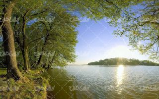 تصویر با کیفیت طبیعت زیبا همراه با منظره و چشم انداز زیبای دریاچه