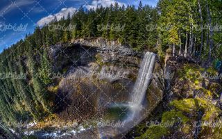 تصویر با کیفیت چشم انداز زیبای آبشار همراه با منظره و طبیعت زیبا