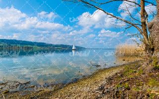 تصویر با کیفیت چشم انداز زیبای دریاچه همراه با منظره و طبیعت زیبا