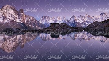 تصویر با کیفیت منظره زیبای دریاچه همراه با کلبه و چشم انداز کوهستان