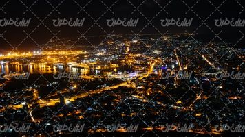تصویر با کیفیت چشم انداز شهر در شب همراه با شهر روشن و ساختمان