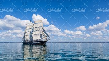 تصویر با کیفیت کشتی بادبانی همراه با کشتی قدیمی و آسمان آبی