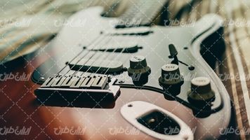 تصویر با کیفیت آلات موسیقی همراه با گیتار و تجهیزات موسیقی