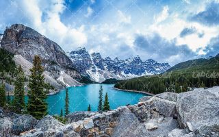 تصویر با کیفیت چشم انداز زیبای دریاچه با منظره دیدنی و طبیعت زیبا