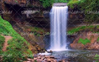 تصویر با کیفیت چشم انداز آبشار همراه با منظره دیدینی و طبیعت زیبا