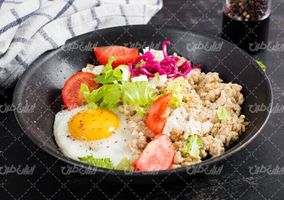 تصویر با کیفیت ظرف غذا همراه با تخم مرغ و سبزیجات