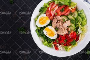 تصویر با کیفیت ظرف غذا همراه با تخم مرغ و سبزیجات