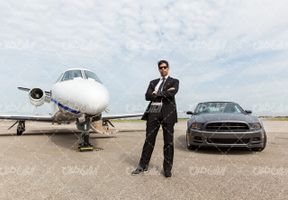 تصویر با کیفیت ژست عکاسی همراه با مدل مرد و هواپیمای شخصی