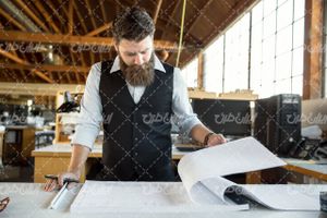 تصویر با کیفیت استایل مرد ریش دار همراه با مهندس ساختمان و نقشه کشی