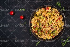 تصویر با کیفیت ظرف غذا همراه با پس زمینه و ماکارونی و ظرف اسپاگتی
