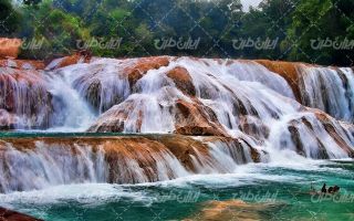 تصویر با کیفیت منظره آبشار همراه با چشم انداز زیبایی طبیعت و رودخانه