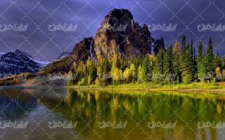 تصویر با کیفیت منظره دریاچه همراه با چشم انداز زیبایی طبیعت و کوه