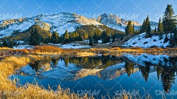 تصویر با کیفیت منظره فصل زمستان همراه با چشم انداز زیبایی طبیعت و کوه