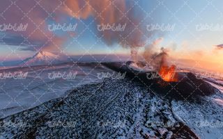 تصویر با کیفیت منظره کوه آتش فشان همراه با چشم انداز زیبایی طبیعت و زمستان
