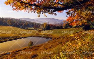 تصویر با کیفیت منظره دریاچه همراه با چشم انداز زیبایی طبیعت و فصل پاییز