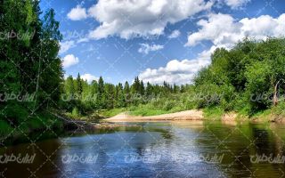 تصویر با کیفیت منظره رودخانه همراه با چشم انداز زیبایی طبیعت و آسمان آبی
