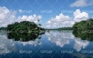 تصویر با کیفیت منظره دریاچه همراه با چشم انداز زیبایی طبیعت و آسمان آبی