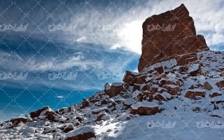 تصویر با کیفیت منظره کوه همراه با چشم انداز زیبایی طبیعت و فصل زمستان