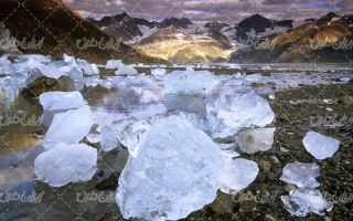 تصویر با کیفیت یخ همراه با چشم انداز زیبایی طبیعت و کوه