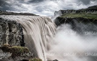 تصویر با کیفیت آبشار همراه با چشم انداز زیبایی طبیعت و رودخانه