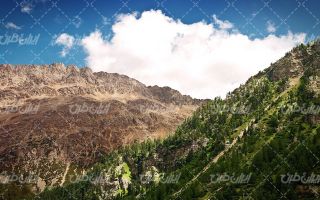 تصویر با کیفیت کوه همراه با چشم انداز زیبایی طبیعت و ابر سفید