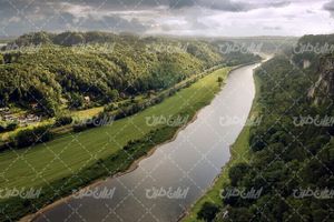تصویر با کیفیت رودخانه همراه با چشم انداز زیبایی طبیعت و جنگل