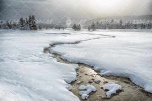 تصویر با کیفیت برف همراه با چشم انداز زیبایی طبیعت و زمستان