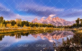 تصویر با کیفیت کوه همراه با چشم انداز زیبایی طبیعت و دریاچه