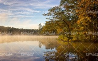 تصویر با کیفیت دریاچه همراه با چشم انداز زیبایی طبیعت و فصل پاییز