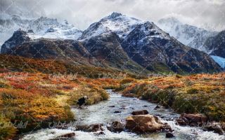 تصویر با کیفیت رودخانه همراه با چشم انداز زیبایی طبیعت و کوه