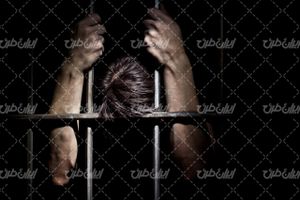 تصویر با کیفیت زندان همراه با میله زندان و مرد زندانی