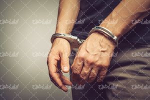 تصویر با کیفیت دستبند همراه با زندانی و جنایتکار