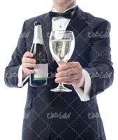 تصویر با کیفیت نوشیدنی همراه با استایل مرد و مدل مرد