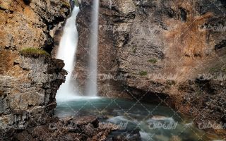 وکتور برداری چشم انداز زیبای آبشار همراه با رودخانه و صخره