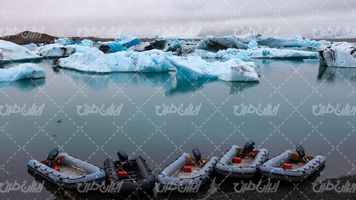 تصویر با کیفیت قایق بادی همراه با دریاچه و منظره زمستان