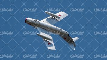 تصویر با کیفیت هواپیما همراه با آسمان آبی و هواپیمای نظامی