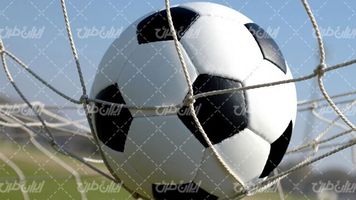 تصویر با کیفیت توپ فوتبال همراه با تور دروازه و بازی فوتبال