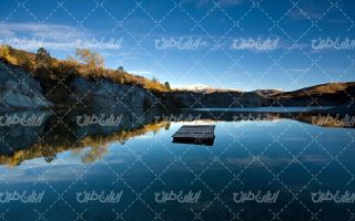 تصویر با کیفیت منظره زیبای دریاچه همراه با آسمان آبی