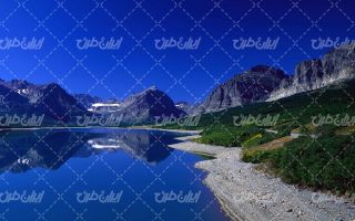 تصویر با کیفیت منظره زیبای دریاچه همراه با کوه و آسمان آبی