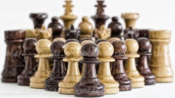 تصویر با کیفیت مهره شطرنج همراه با بازی شطرنج مهره چوبی شطرنج