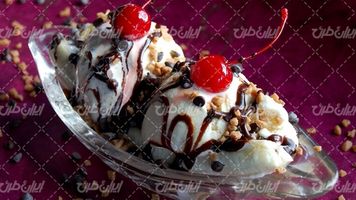 تصویر با کیفیت بستنی همراه با بستنی شکلاتی و کافی شاپ
