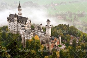 تصویر با کیفیت چشم انداز زیبای قلعه همراه با جنگل و مه