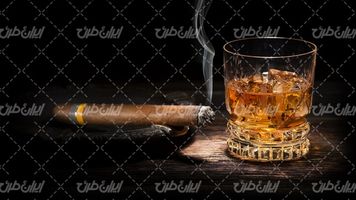 تصویر با کیفیت سیگار برگ همراه با نوشیدنی و دخانیات