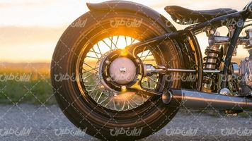 تصویر با کیفیت موتورسیکلت همراه با غروب آفتاب و نمایشگاه موتورسیکلت