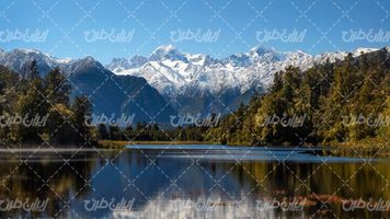 تصویر با کیفیت منظره زیبای دریاچه همراه با کوه و برف