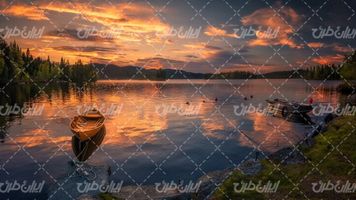 تصویر با کیفیت منظره زیبای دریاچه همراه با غروب آفتاب و قایق