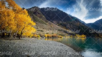 تصویر با کیفیت دریاچه همراه با فصل پاییز و منظره کوه