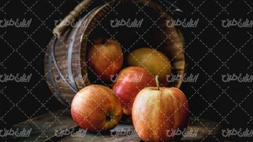 تصویر با کیفیت سبد میوه همراه با میوه و سطل میوه