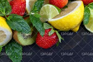 تصویر با کیفیت میوه همراه با آب میوه طبیعی و لیمو شیرین