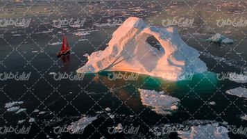 تصویر با کیفیت قایق همراه با چشم انداز زیبای کوه یخ